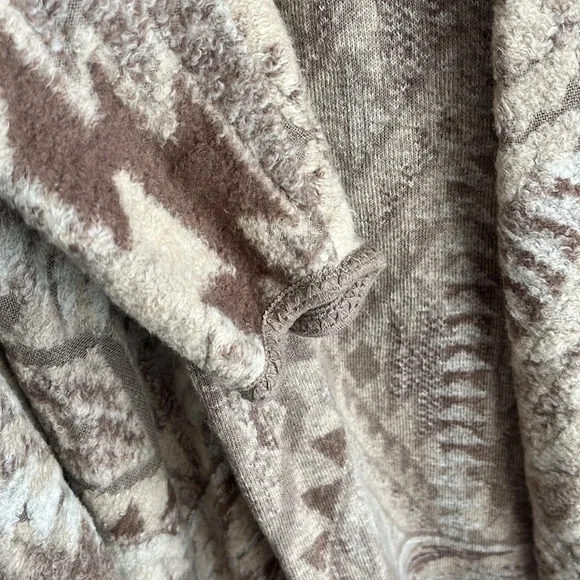 NEW WITH TAGS!! Lucky Brand fringe sweater. Size Large - Picture 6 of 7